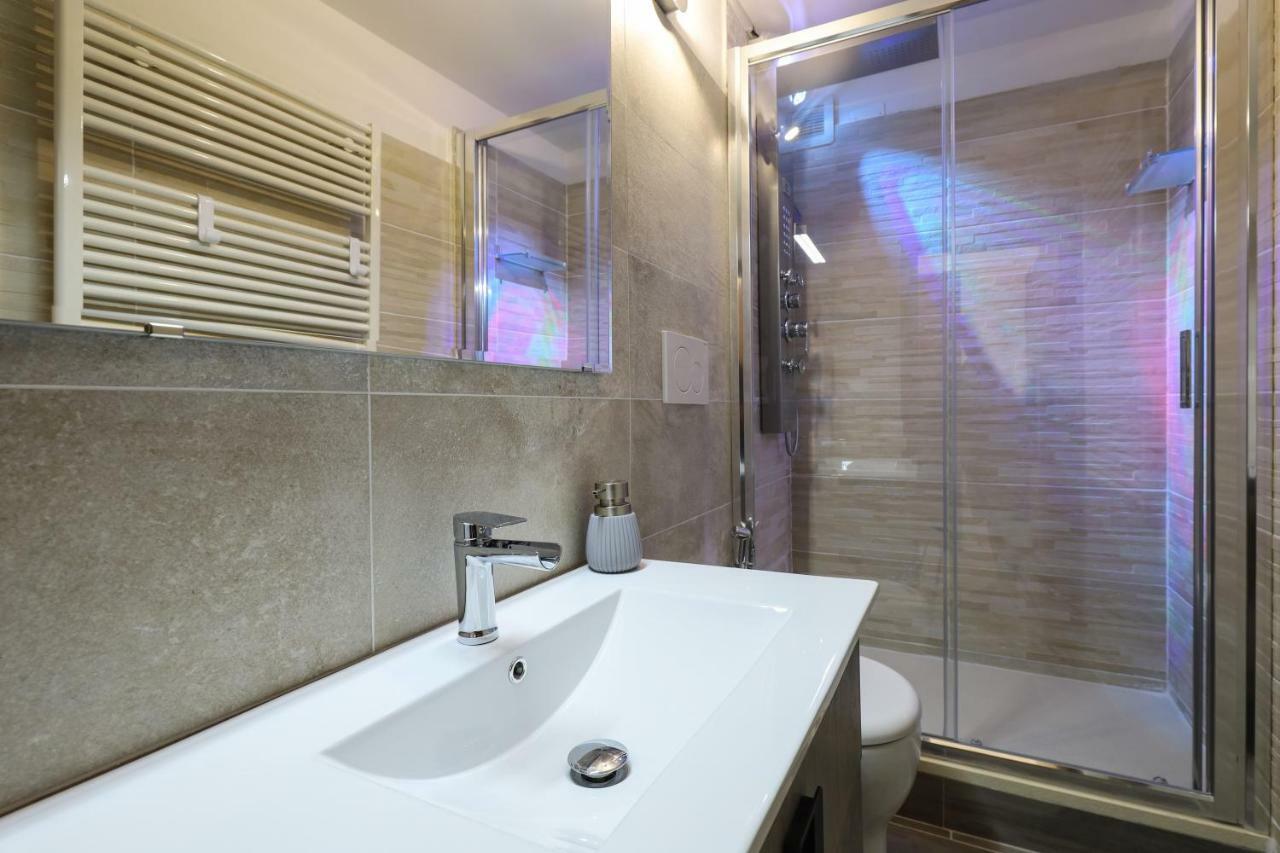 Primopiano - Schiaparelli B Flat Apartment Milan Bagian luar foto